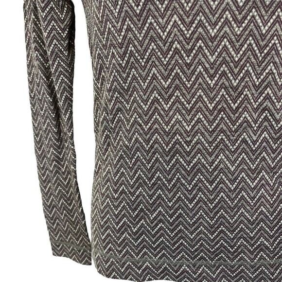 Women's Zigzag Pattern Sweater - Black and White - Picture 6 of 16